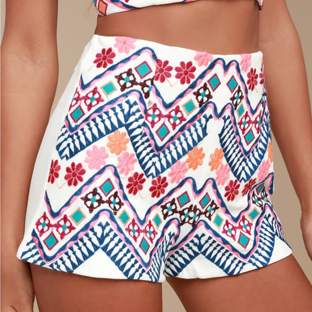 Embroidered Lulus shorts - matching set